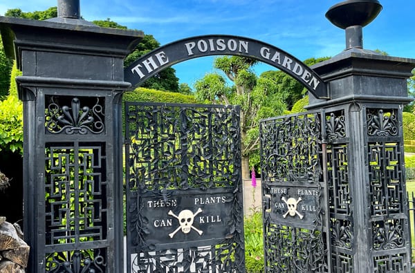 Ext 1733931198 710603 emily craig alnwickgarden com Poiosn Garden gates 2